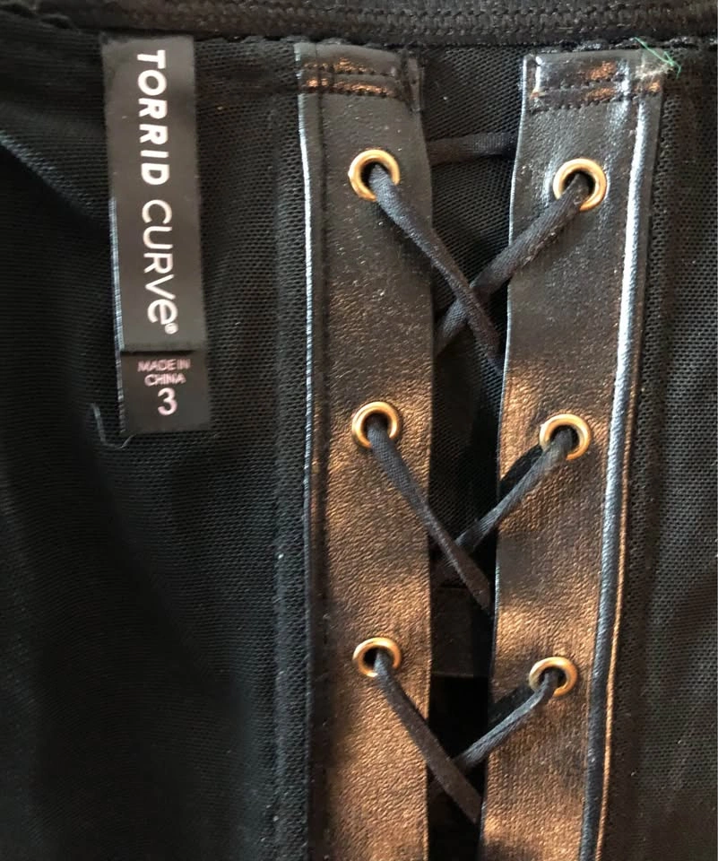 Moving, MUST GO! Torrid, Black Corset Top w Hook & Lace closures - photo 3