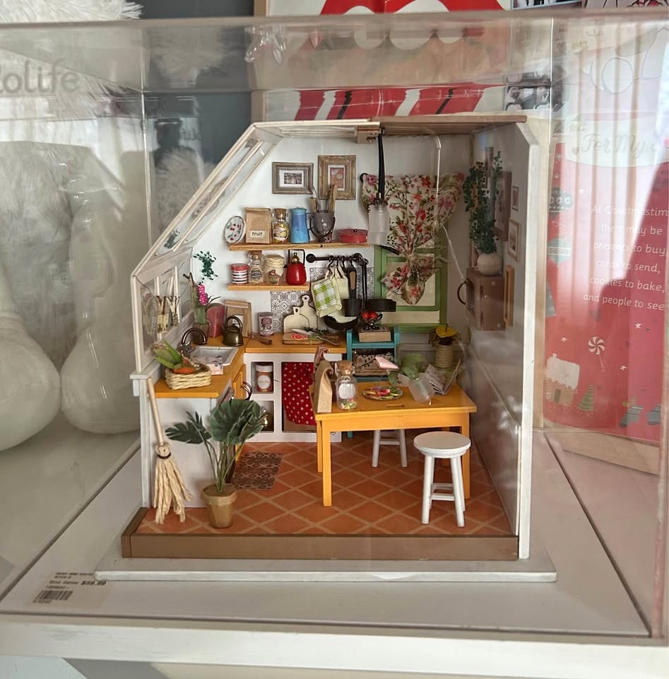 Rolife Jason’s Kitchen Miniature DIY House (Prebuilt) + Display