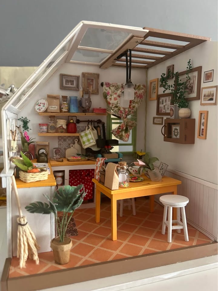 Rolife Jason’s Kitchen Miniature DIY House (Prebuilt) + Display - photo 2