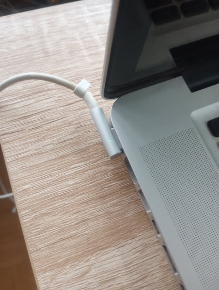 Broken MacBook Pro 15" A1286 (2011) - Power Cable Works - photo 2