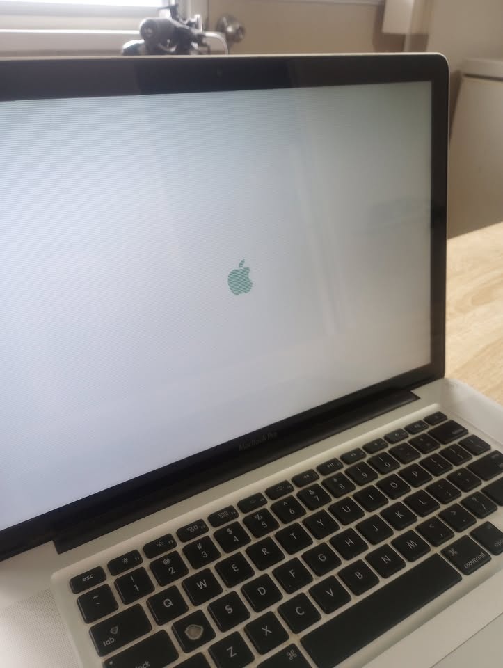 Broken MacBook Pro 15" A1286 (2011) - Power Cable Works - photo 5