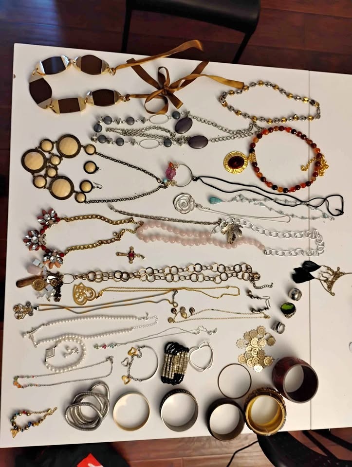 Jewelry 37 items