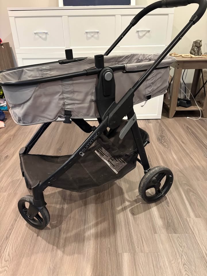 Foldable seat/bassinet stroller missing front bar - photo 3
