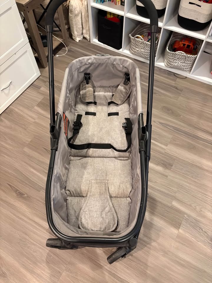 Foldable seat/bassinet stroller missing front bar - photo 4