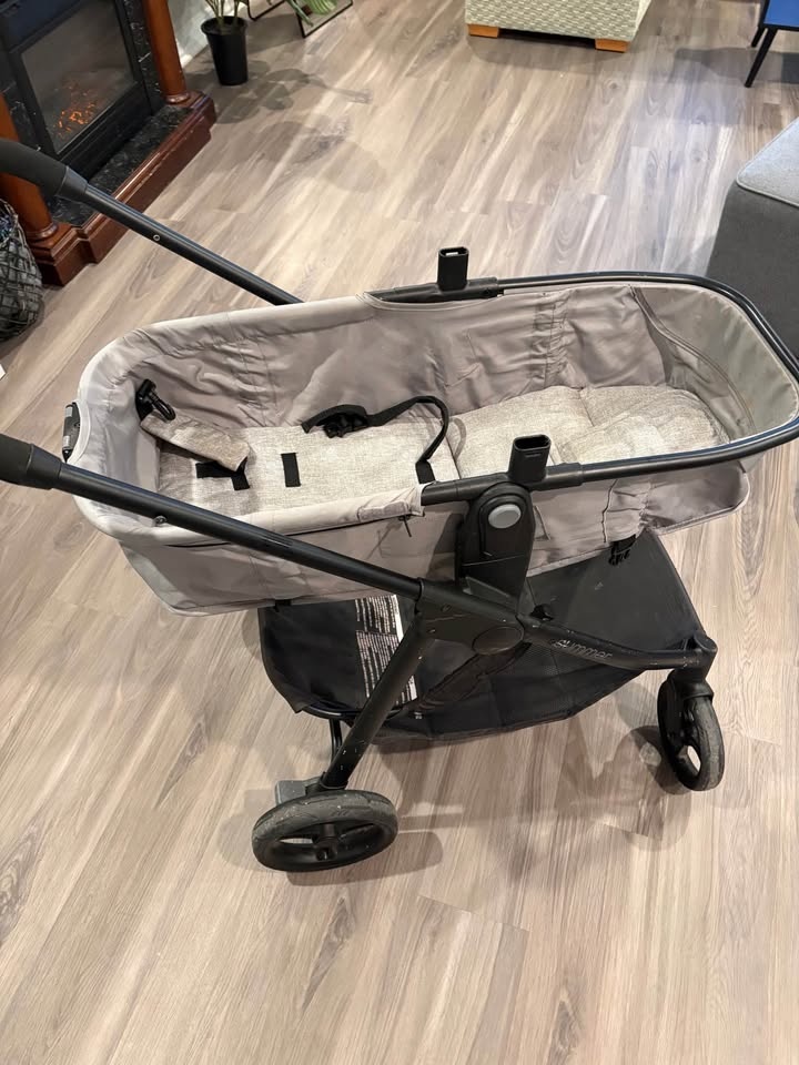 Foldable seat/bassinet stroller missing front bar - photo 5