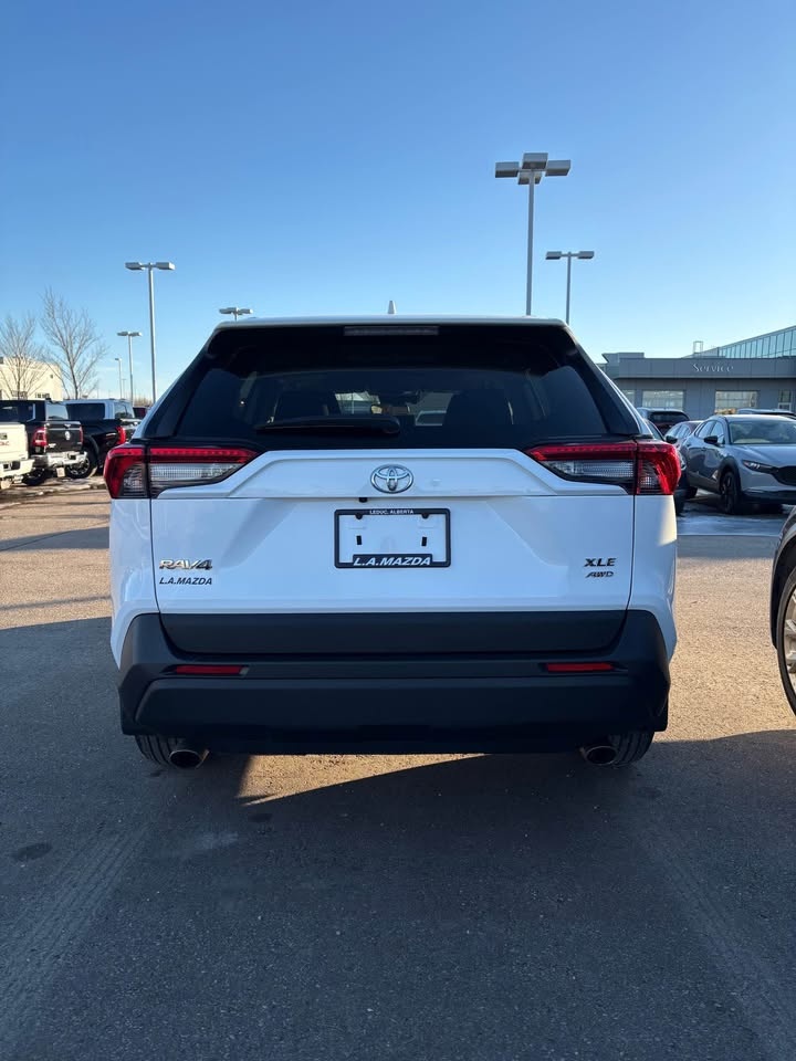 2021 Toyota RAV4 XLE - photo 3