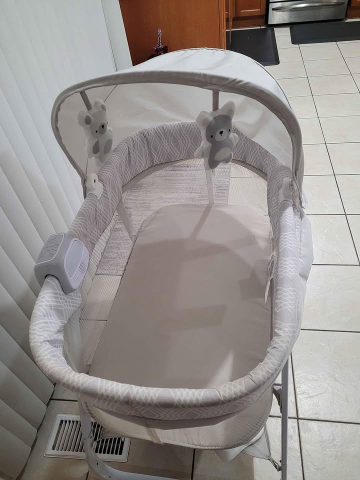 Baby bassinet for sale - photo 2