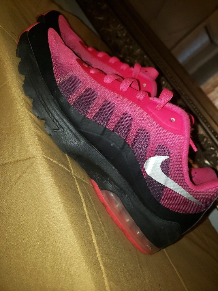 Nike Air Max Invigor Sneakers