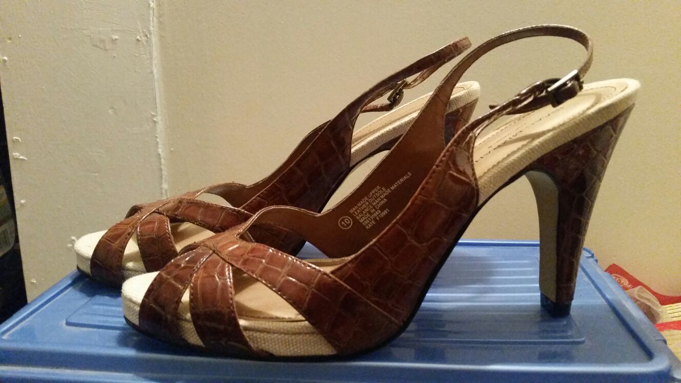 Issac Mizrahi Brown & Cream Heels - sz 10