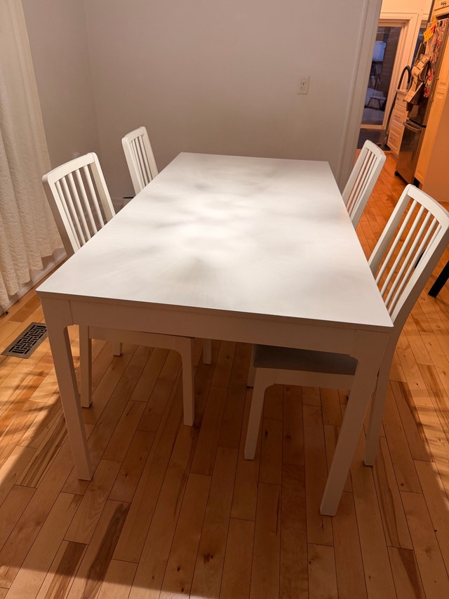 Extendable IKEA Ekedalen Table with 4 Chairs