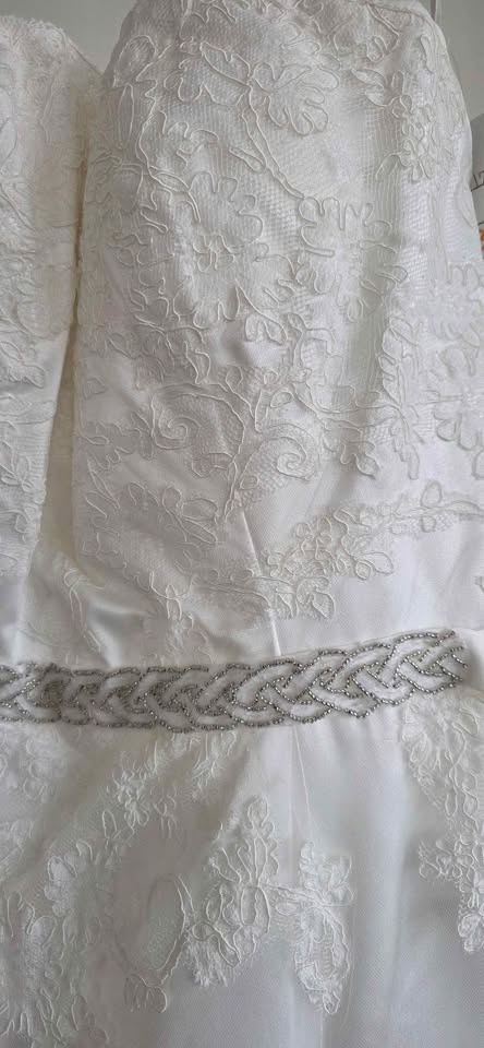 Brand new never worn wedding dress plus veil - photo 2