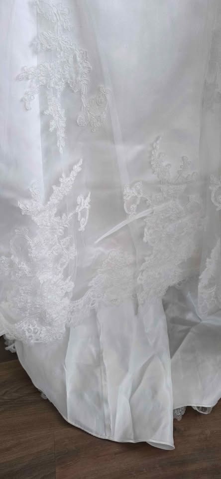 Brand new never worn wedding dress plus veil - photo 3