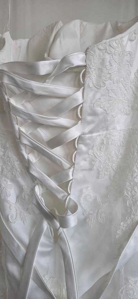 Brand new never worn wedding dress plus veil - photo 5