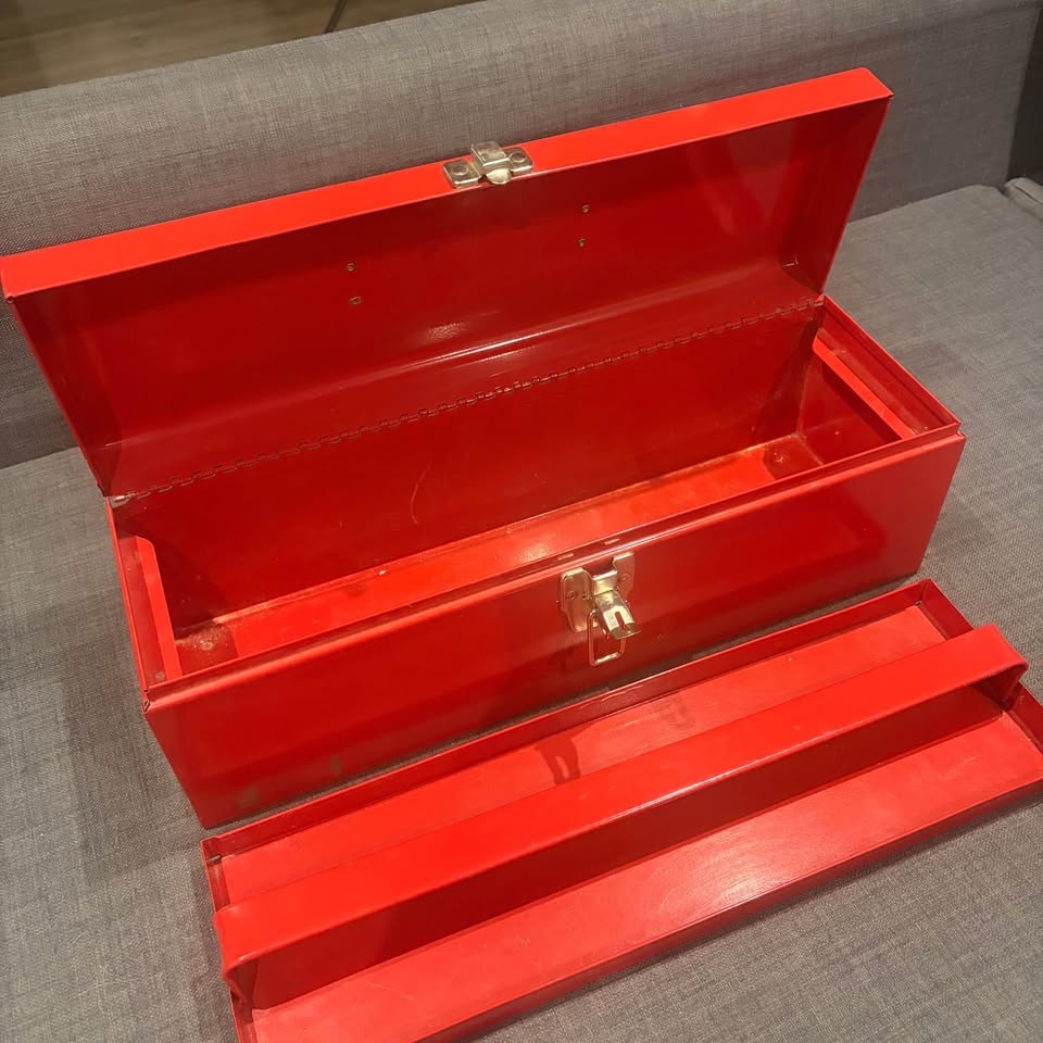 Classic Red Metal Tool Box - photo 2