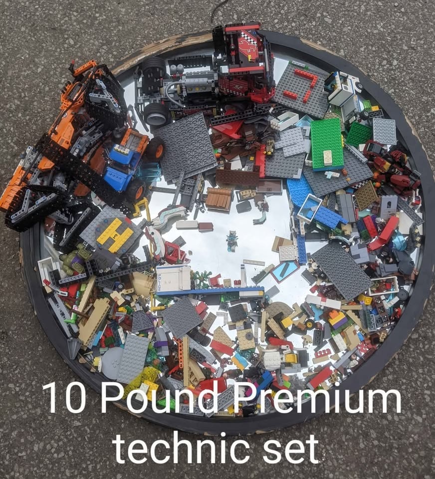 Down to my last 20lbs LEGO + Technic, - photo 2