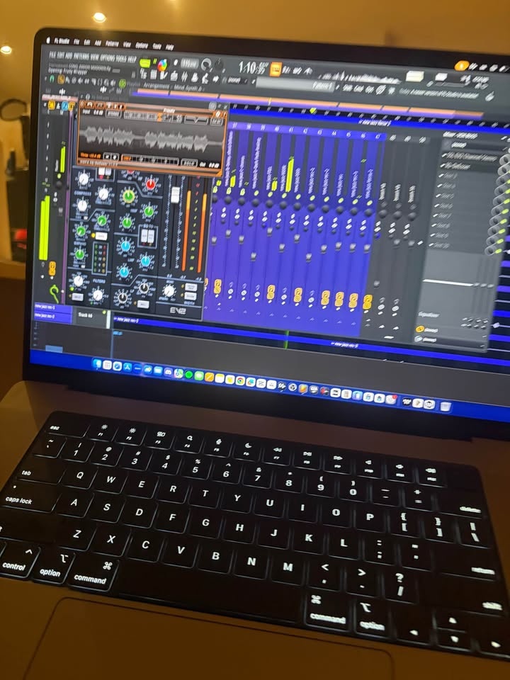 MacBook Pro M1 MAX - 64GB RAM - 2TB SSD - photo 2