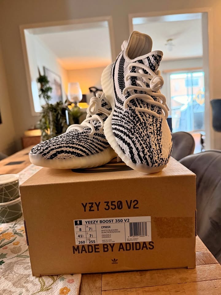 Yeezy 350 V2 Zebra M8
