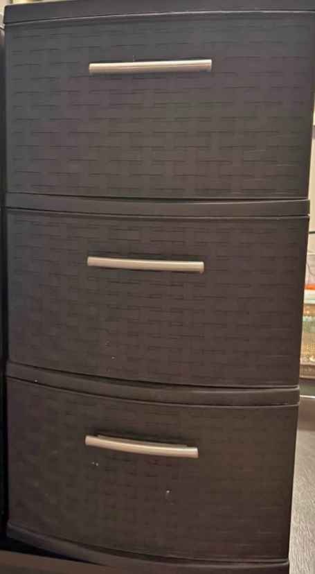 Two Sterilite 3 drawer storage chests - photo 3