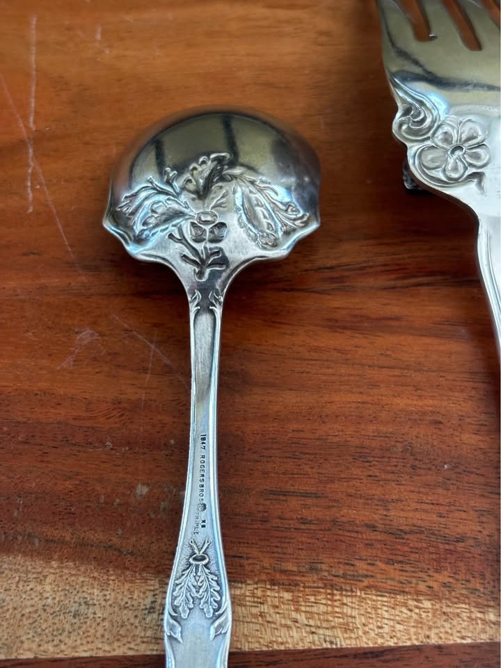 Antique 1847 Rogers Bros. Charter Oak Sugar Spoon - photo 2