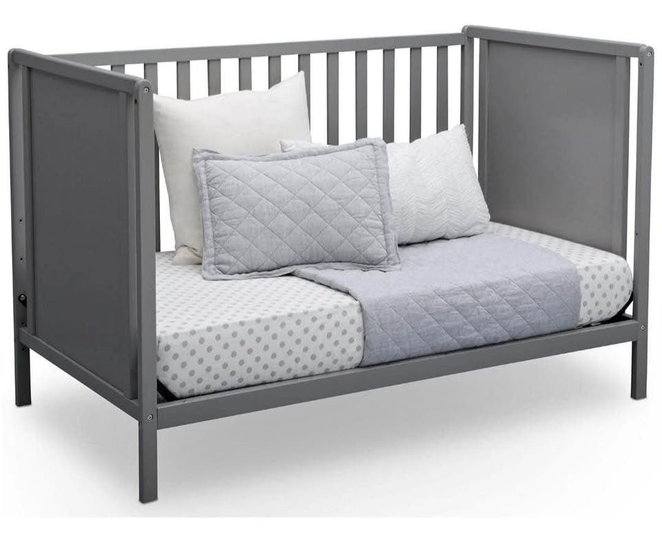 Delta Children Kendrick 4-in-1 Convertible Crib - Bianca grey