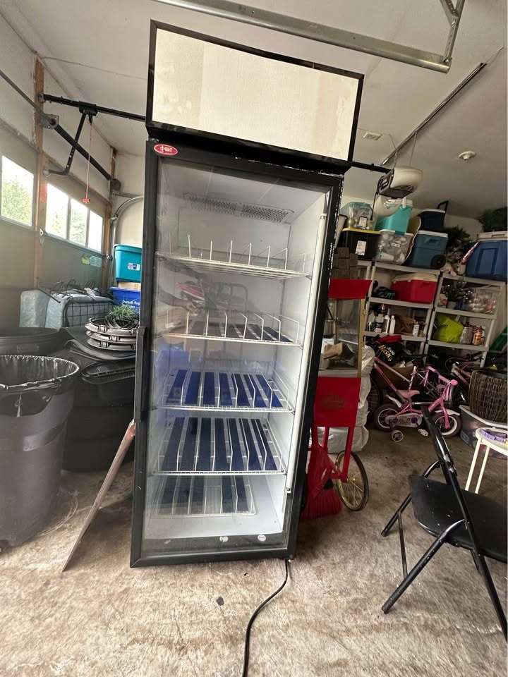Commercial Glass Door Display Fridge – Works Great!