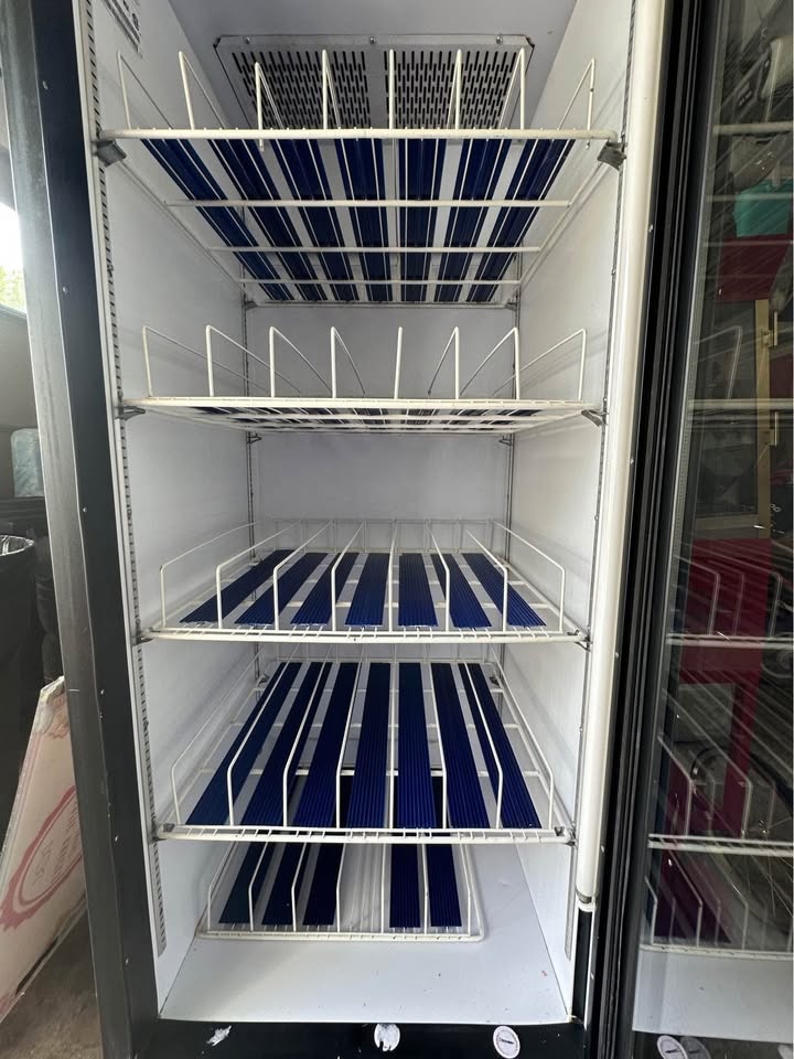 Commercial Glass Door Display Fridge – Works Great! - photo 2