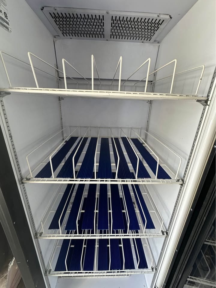 Commercial Glass Door Display Fridge – Works Great! - photo 4