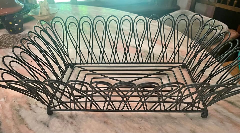 SET OF 2 FARMHOUSE STYLE BLACK METAL WIRE SCALLOPED BREAD BASKET