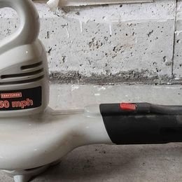 Easy to use Craftsman 7.5A Electric Leaf Blower..