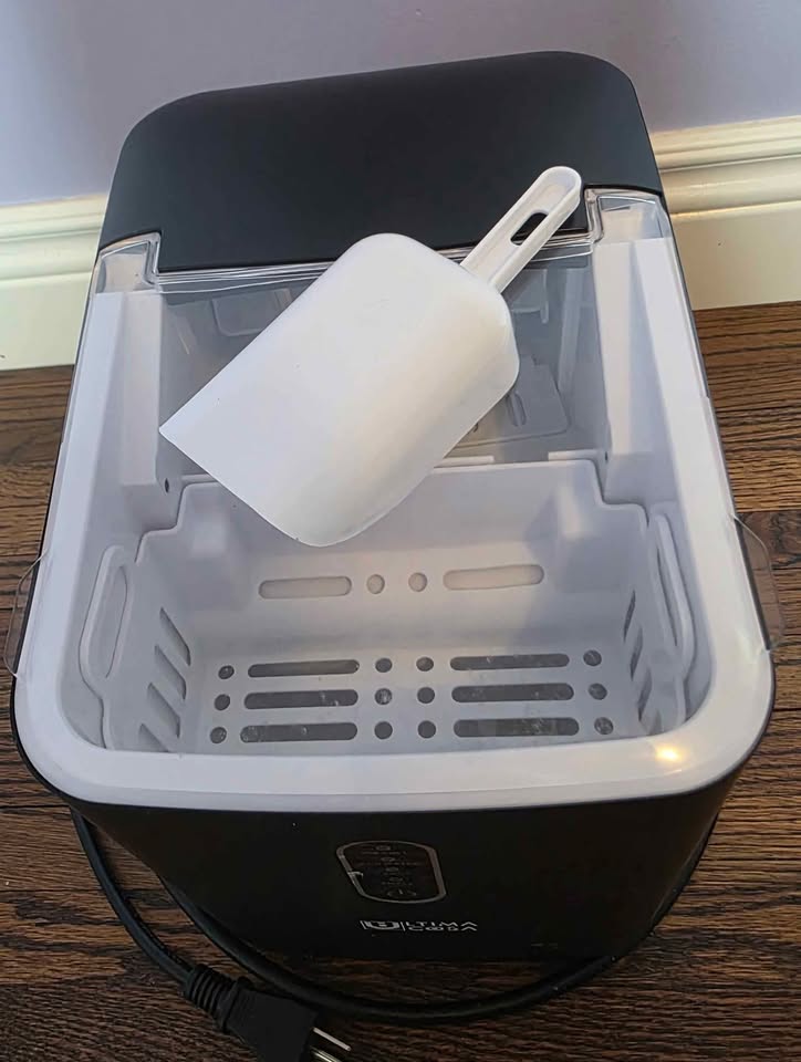 Half price if sold by Monday- Ultima Cosa Countertop Ice Maker - photo 2