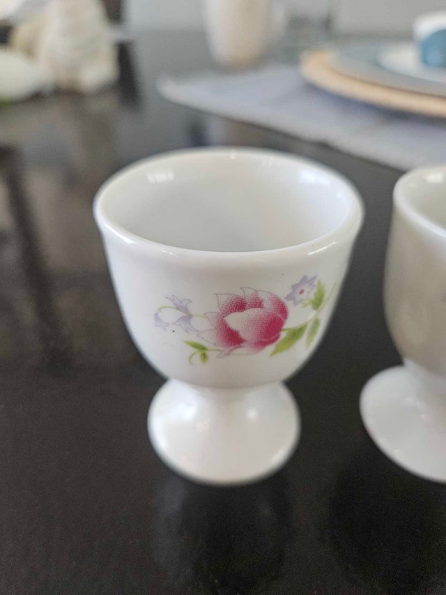 4 Vintage Porcelain Egg Cups - Floral Design - photo 2