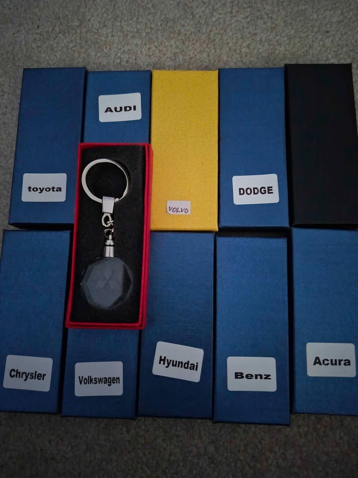 Crystal LED Car Keychain (Light-Up Logo) - RGB Color Changing - photo 2