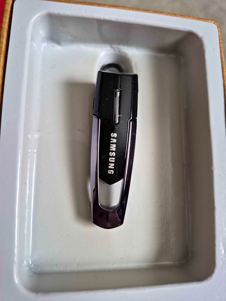 Samsung Bluetooth Headset (Hands-Free Driving) - Universal Fit