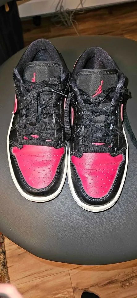 Womens Jordans 1 thumbnail