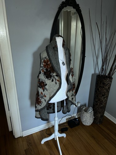 Ornella Paris Floral Embroidered Lana Wool Shrug Jacket - photo 2