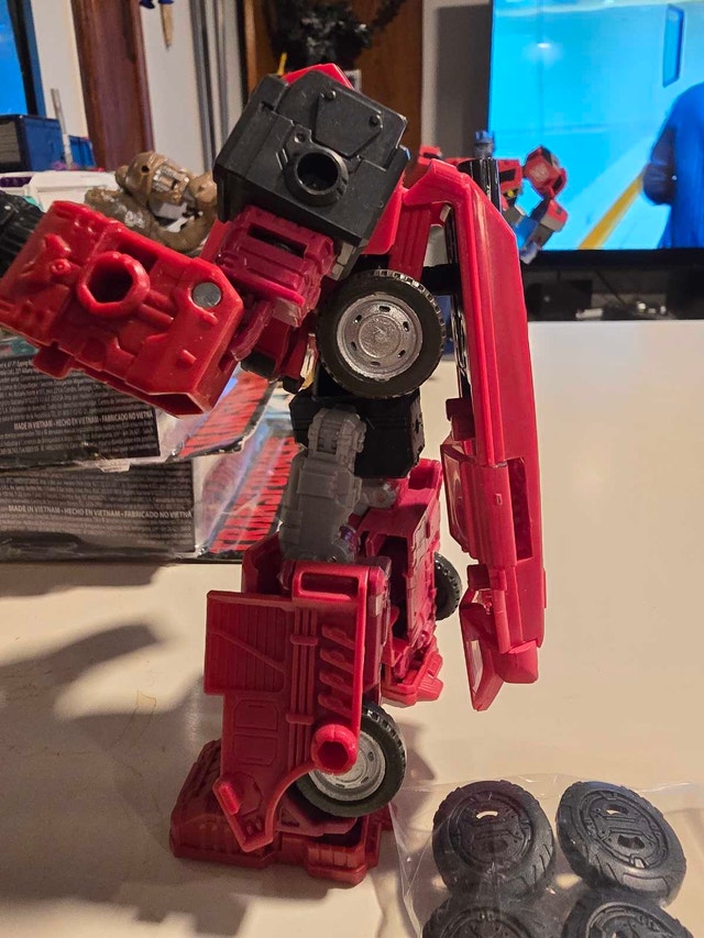 WFC Earthrise Ironhide with upgraded wheels - photo 2