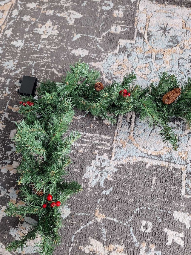 8FT Light up Garland ! - photo 2