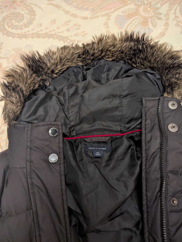 Small Tommy Hilfiger Women's Long Puffer Coat (Used) - photo 4