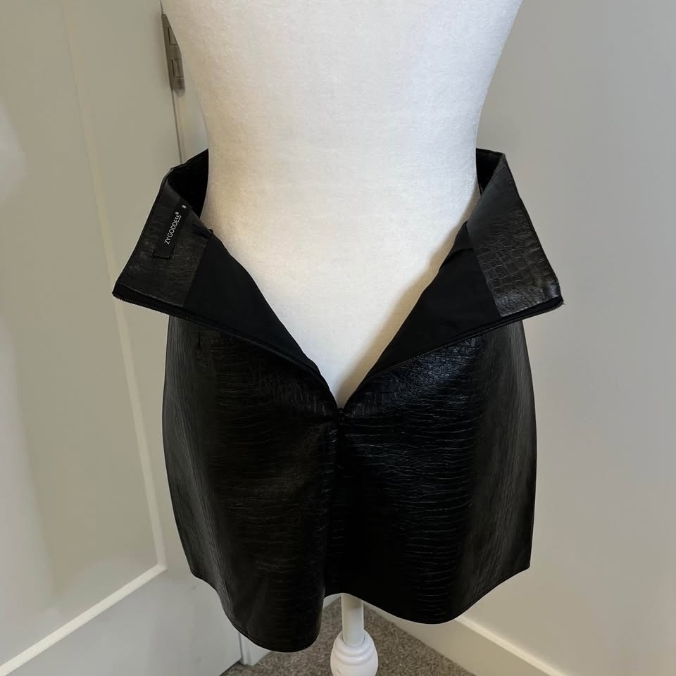 ZY Goddess Black Faux Leather Skort - Size M - photo 5