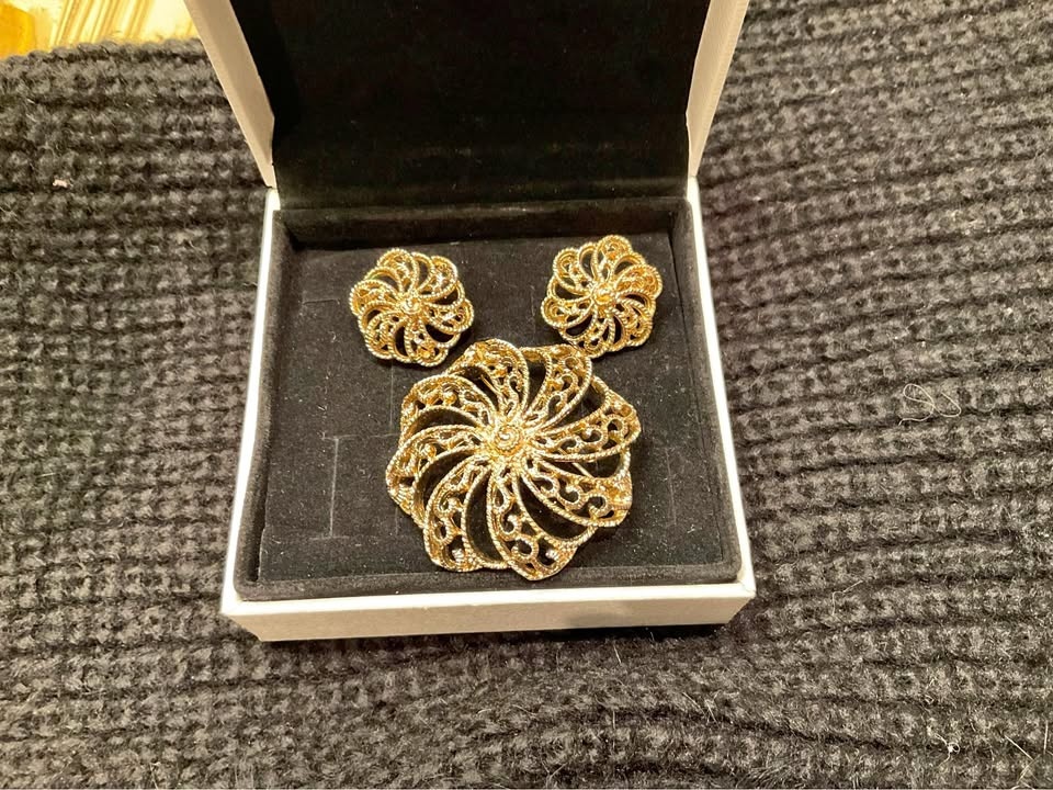 Ladies Sarah Coventry Brooch & Earrings Set