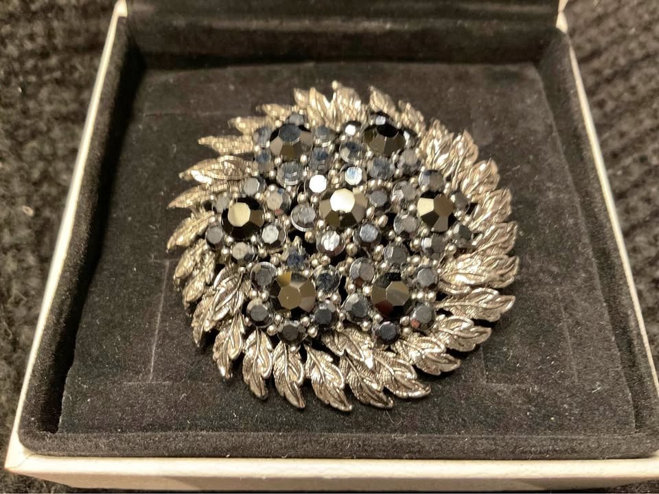 Ladies Brooch / Pendant Vintage Austrian Crystal