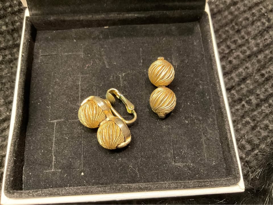 Ladies Earrings Vintage Clip On - photo 2