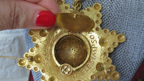 Vtg Adele Simpson Necklace Gold Fragrance Dispenser Book - photo 5