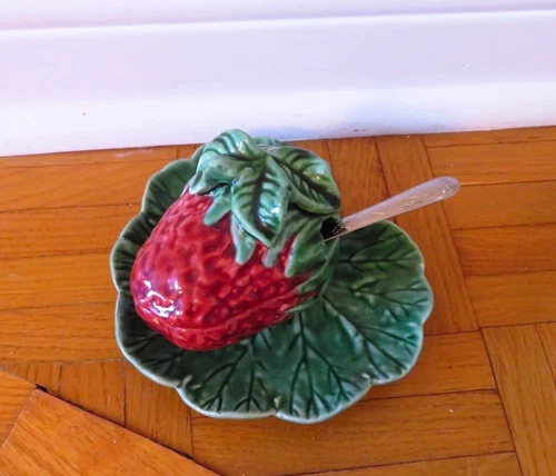 VTG Bordallo Pinheiro Strawberry Jam Dish w/ Lid & Spoon Plate - photo 2