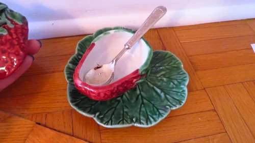 VTG Bordallo Pinheiro Strawberry Jam Dish w/ Lid & Spoon Plate - photo 3