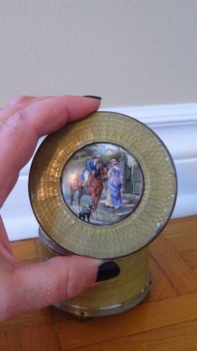 VTG Powder Puff Antique Tin Vanity Music Box - photo 3