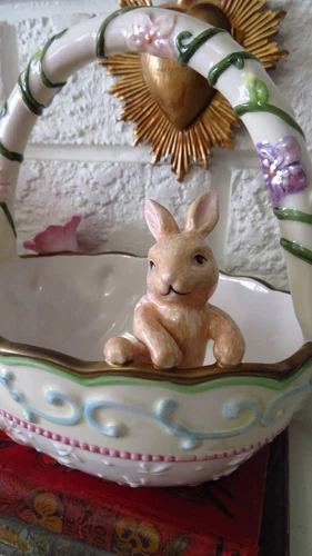 VTG Avon Springtime Basket with Rabbit & Flowers - photo 2
