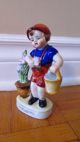 Vintage 1930s Japan Boy Figurine Watering Plants - photo 2