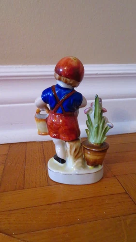 Vintage 1930s Japan Boy Figurine Watering Plants - photo 4