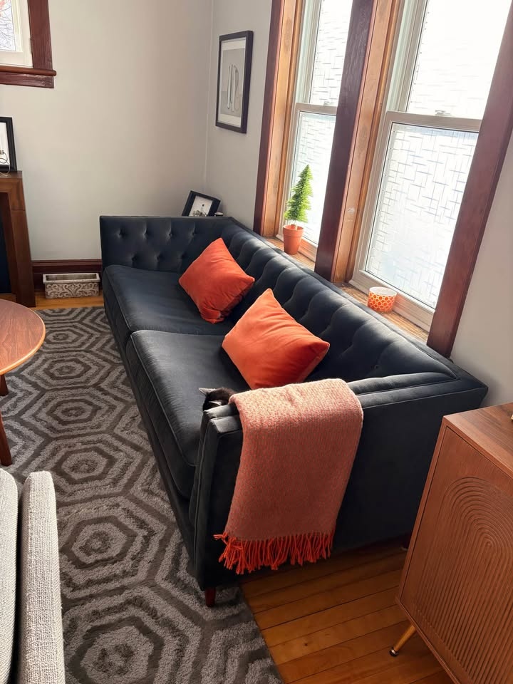 Dark grey/blue velvet tufted sofa - photo 3